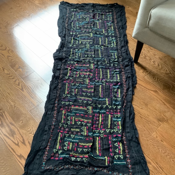 LUCKY BRAND Large Scarf with Embroidery and Embellishments - Picture 7 of 7